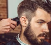 Hombre: 5 (buenas) razones para no cortarte el cabello tú mismo