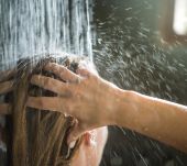 Aclararse el cabello con agua fría: ¿es realmente una buena idea?