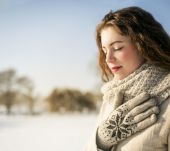 Vacaciones al sol en invierno: la mejor rutina para el cabello