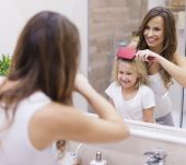 Cómo enseñar a los niños a desenredarse el pelo