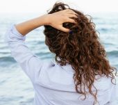 Los beneficios de masajear el cuero cabelludo