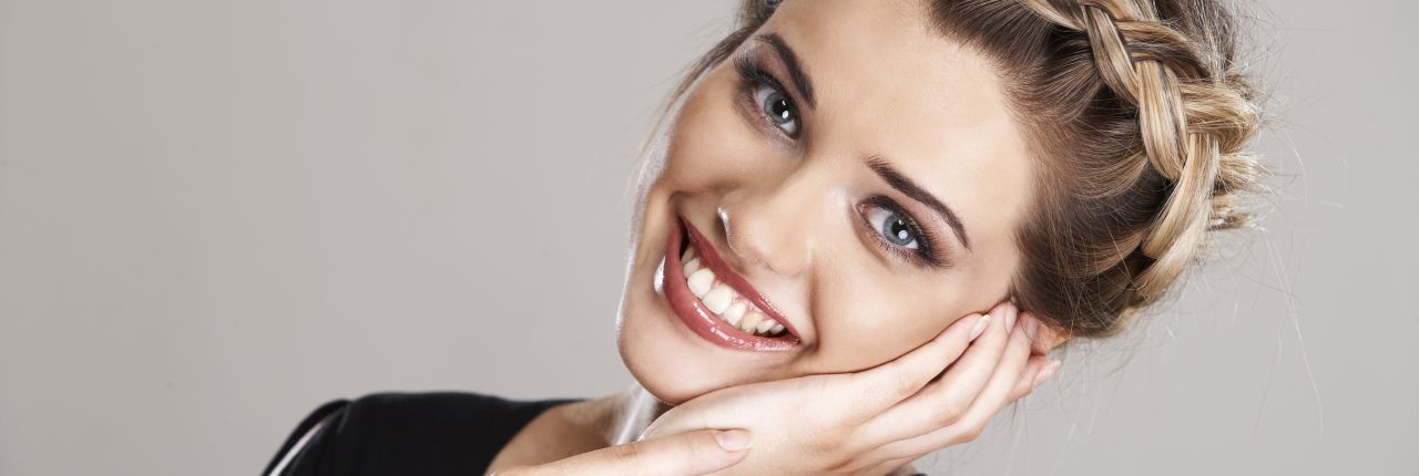 ¿Con qué accesorios puedo disimular las raíces?