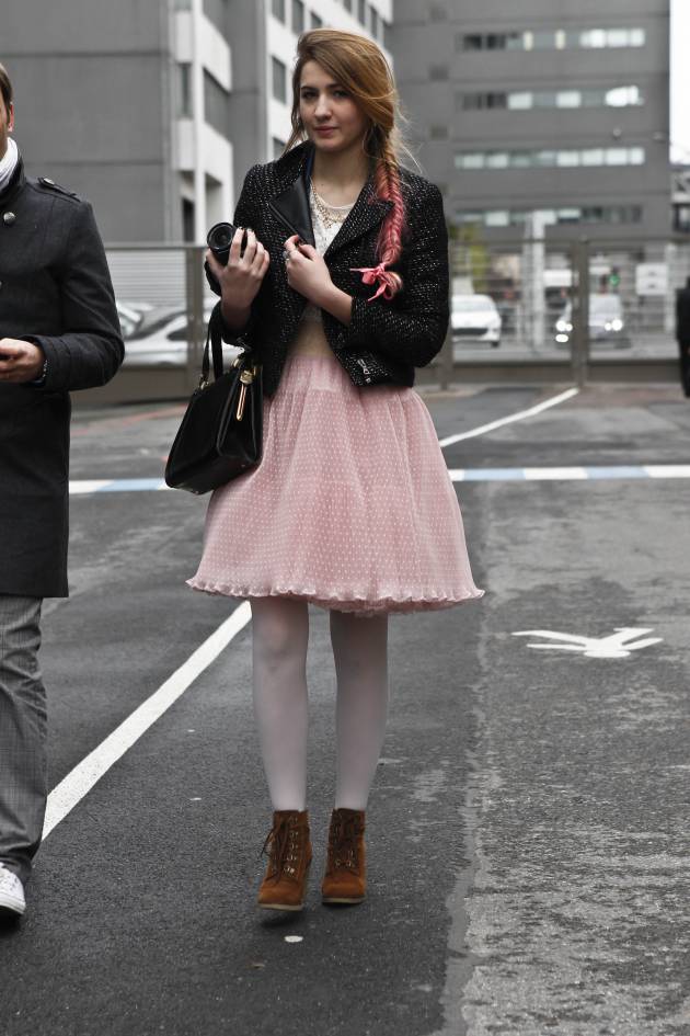 Streetstyle: Trenza lateral para destacar las puntas rosas