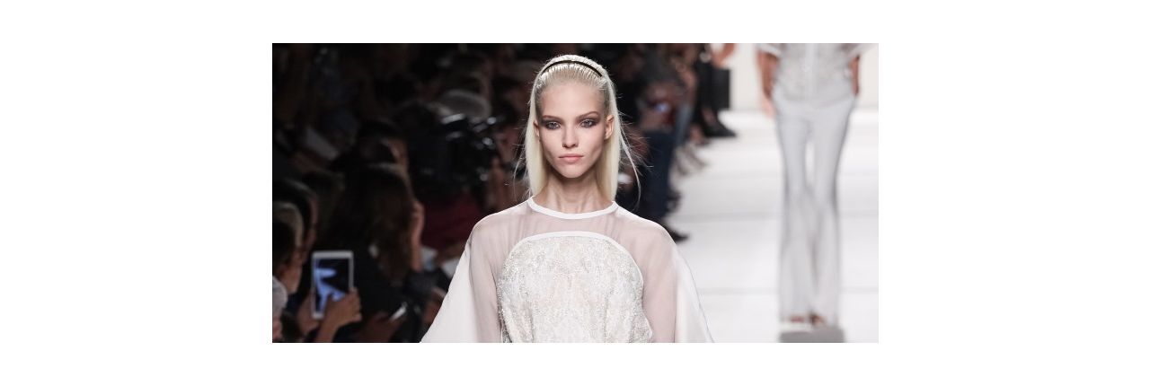 Resalta tu look con efecto mojado con una diadema