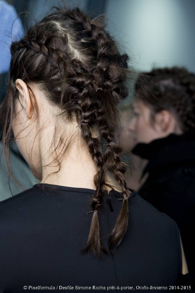 Las trenzas entrelazadas del desfile de Simone Rocha, paso a paso
