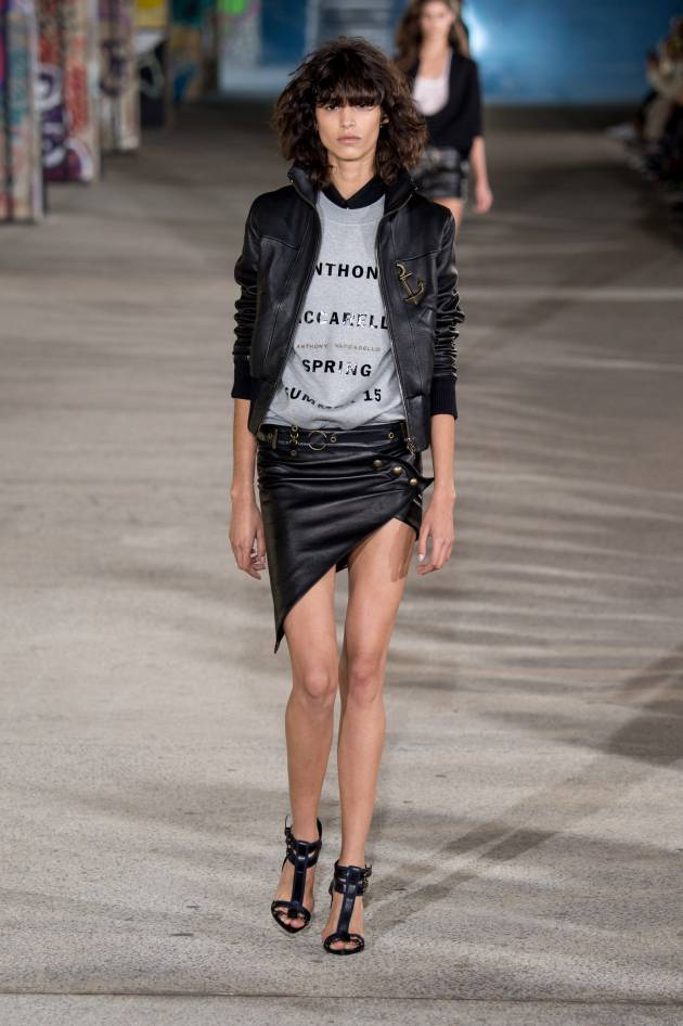El flequillo largo con el cabello rizado, visto en las Fashion Weeks