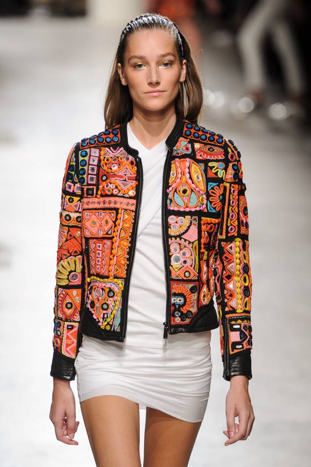 El regreso de la diadema en zigzag, vista en las Fashion Weeks