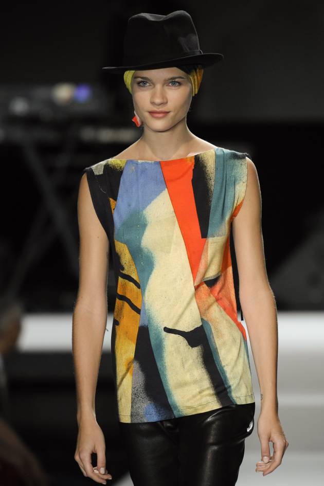 Visto en las Fashion Weeks: combinar un fedora con un pañuelo