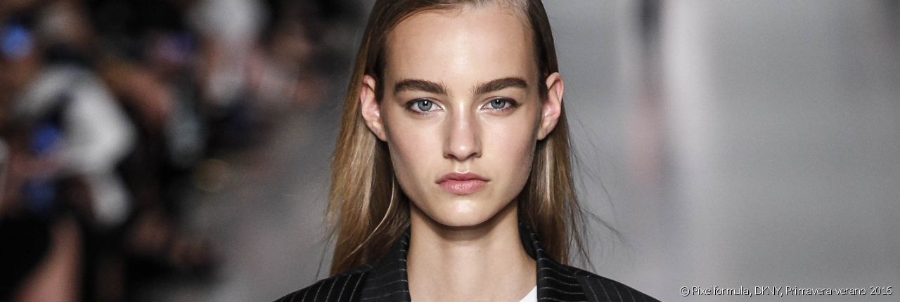 [Paso a paso] ¿Cómo consigo la melena ultra lisa del desfile de DKNY?