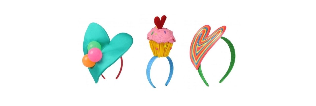 Los coloridos tocados de Agatha Ruiz de la Prada