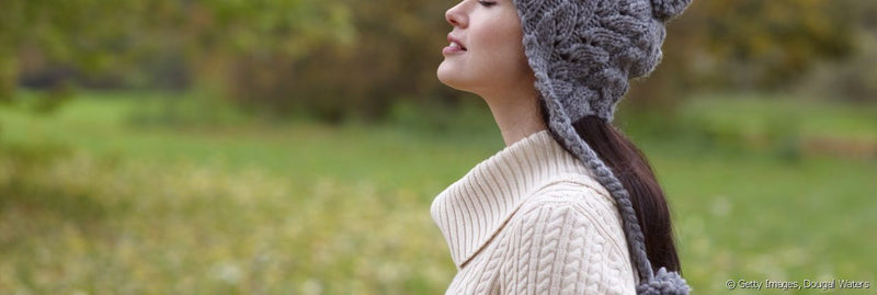 ¿Cómo puedo llevar un gorro y seguir bien peinada?
