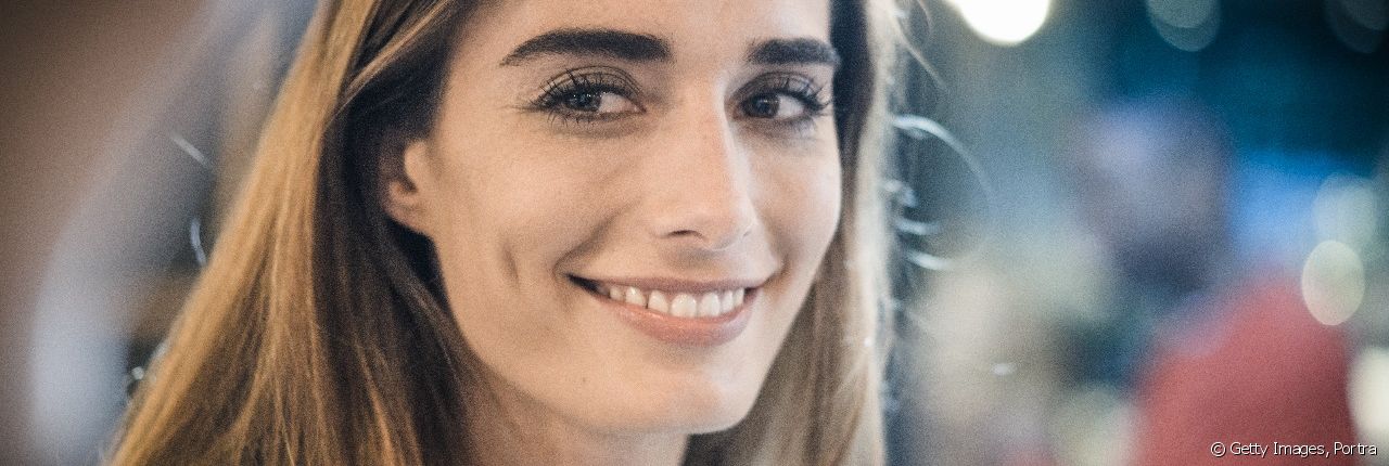 Reflejos rubios sobre el cabello moreno: ¿una buena idea?