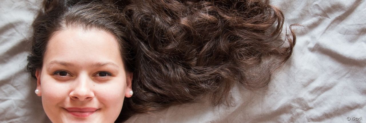 ¿Cómo puedo lucir unos rizos bonitos y naturales al despertar?