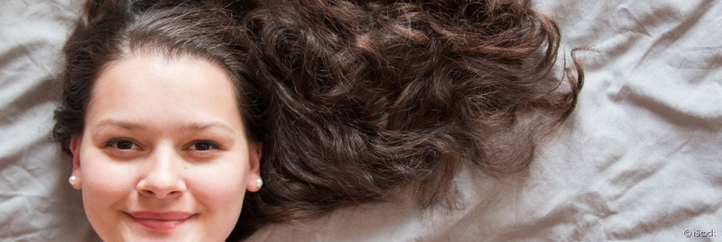 ¿Cómo puedo lucir unos rizos bonitos y naturales al despertar?