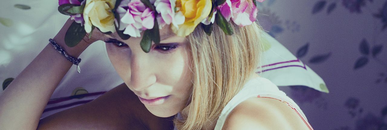 Peinados de novia: realizar y lucir una corona de flores