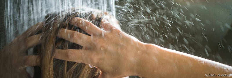 Aclararse el cabello con agua fría: ¿es realmente una buena idea?