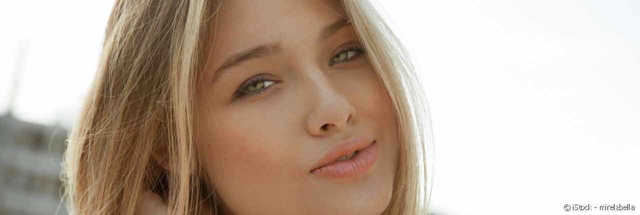 Cabello rubio ceniza: ¿qué color de mechas elijo?