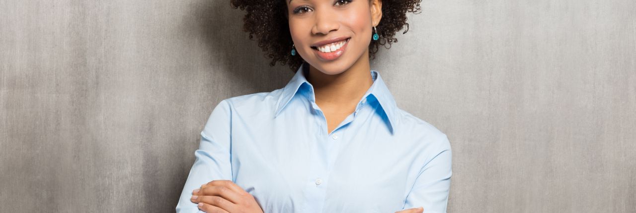 ¿Cómo peinar el cabello corto y rizado?