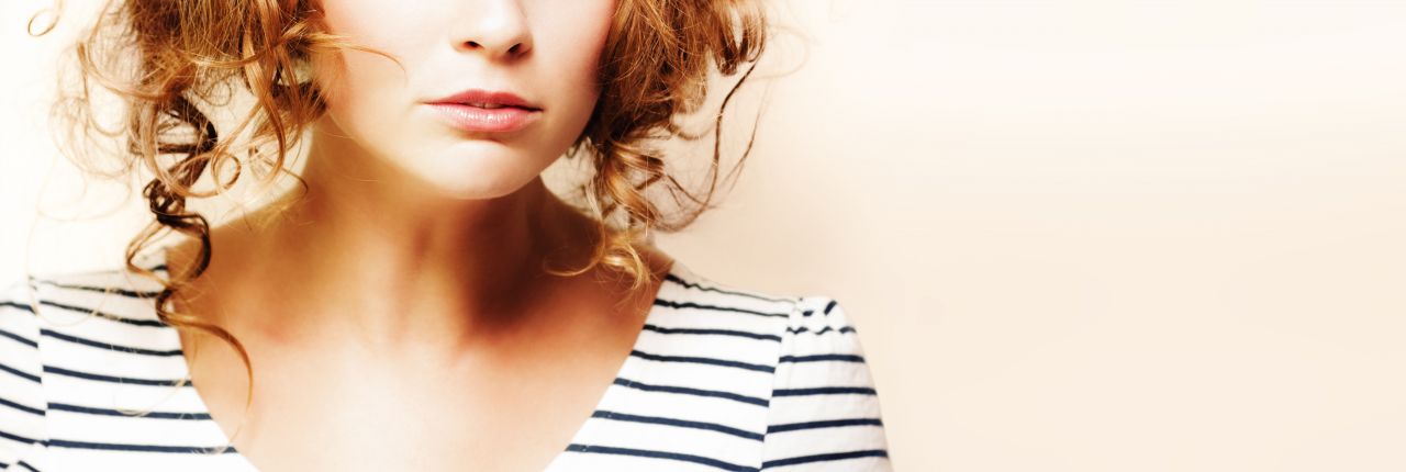 ¿Qué flequillo le va al cabello rizado?